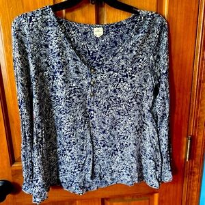 Super cute with a pair of jeans or Jean shorts. Very beachy!🌊